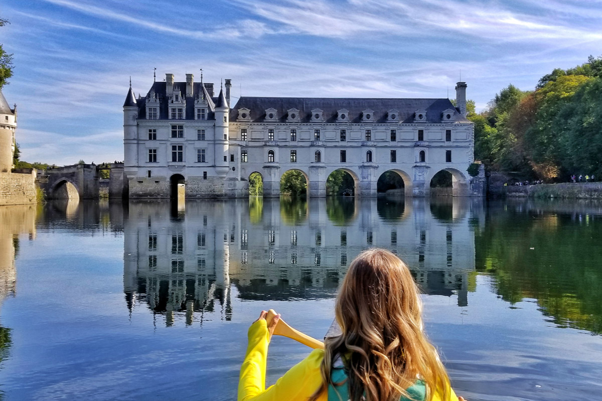 canoeing towards chateau chenonceau