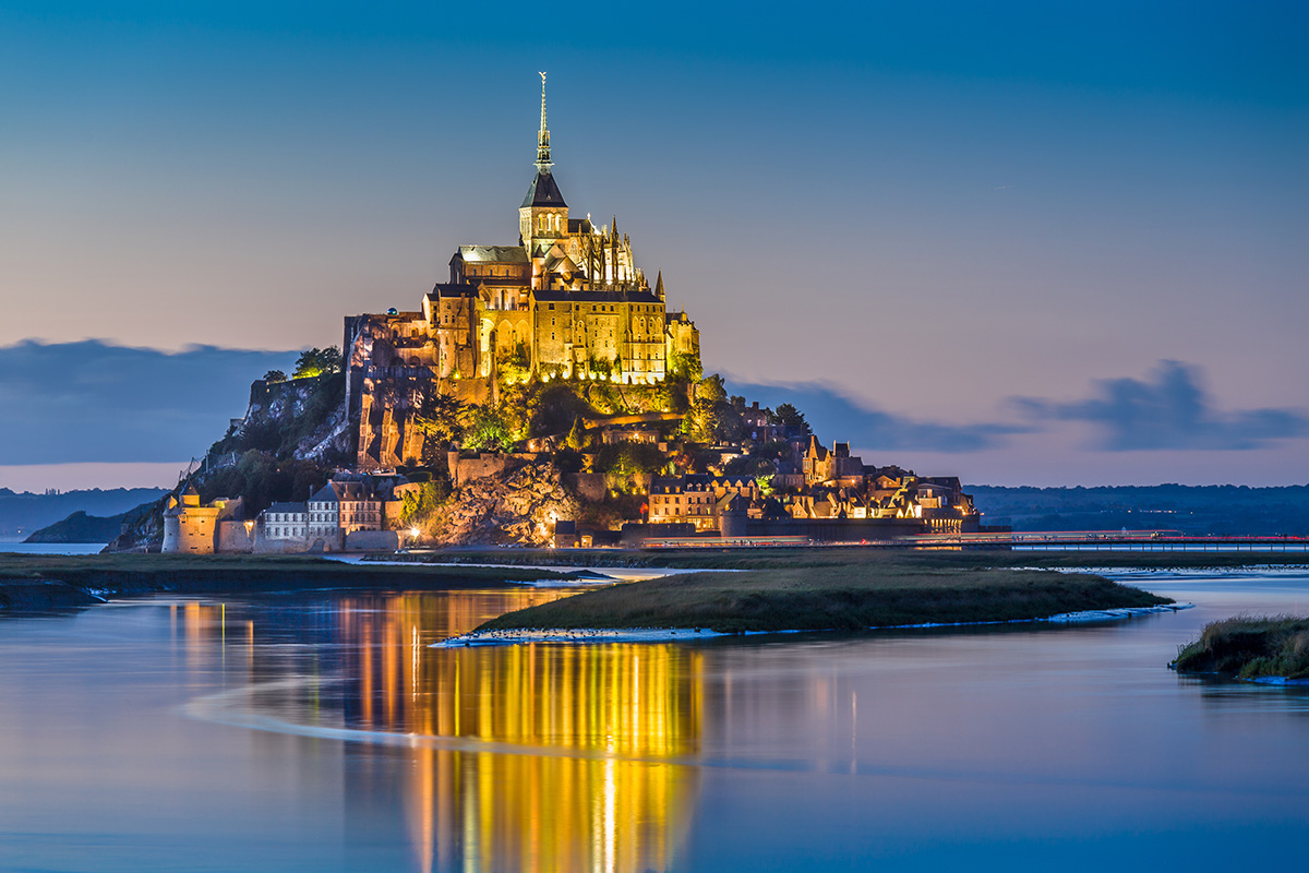 mont saint michel high tide night