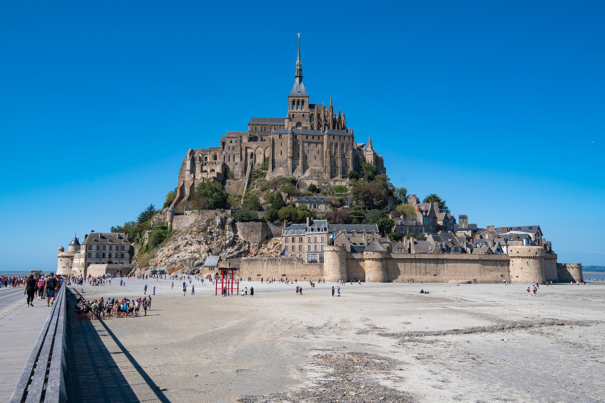 mont saint michel low tide night