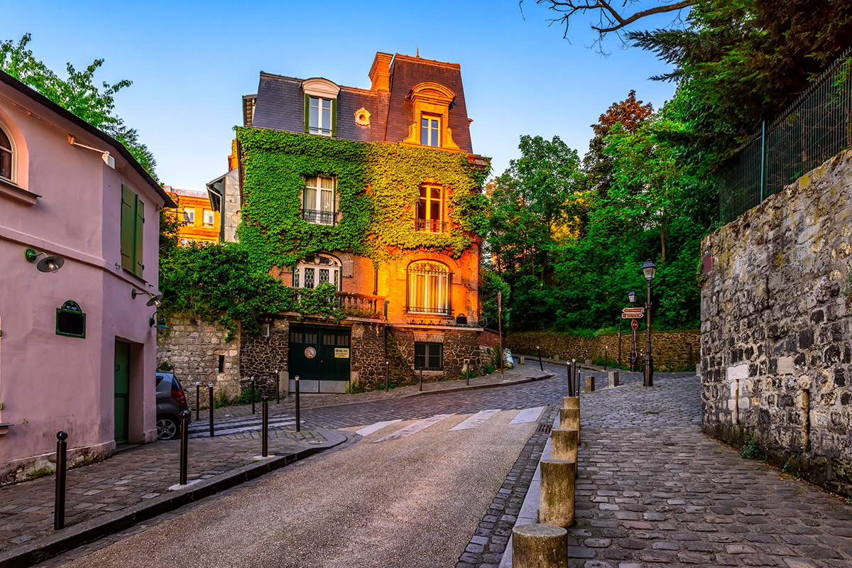 streets of montmartre paris