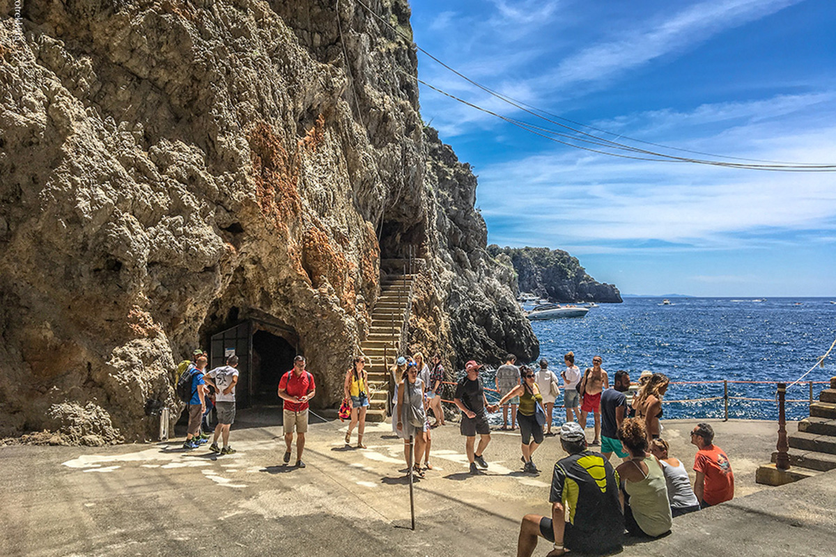 entrance to grotto dello smeraldo