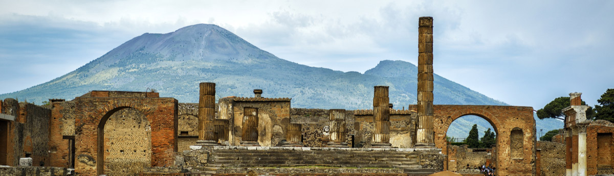 pompeii with vesuvius in background