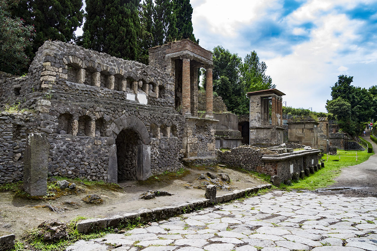 pompeii street of tombs