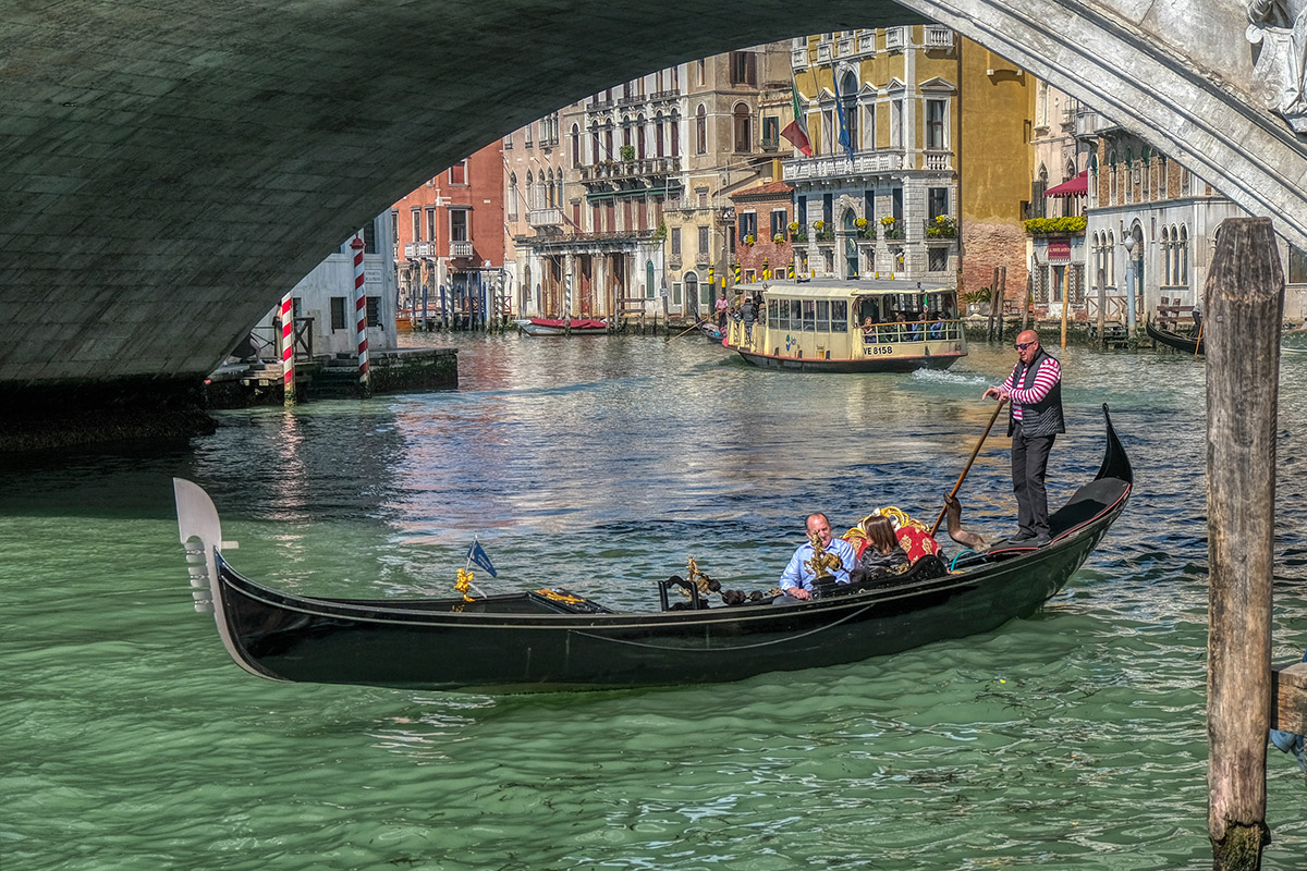 grand canal gondola ride under rialto bridge